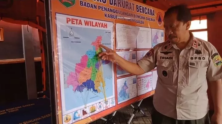 Kepala Pelaksana BPBD Trenggalek St Triadi Atmono menunjukkan wilayah yang Trenggalek yang berpostensi terdampak megatrust.