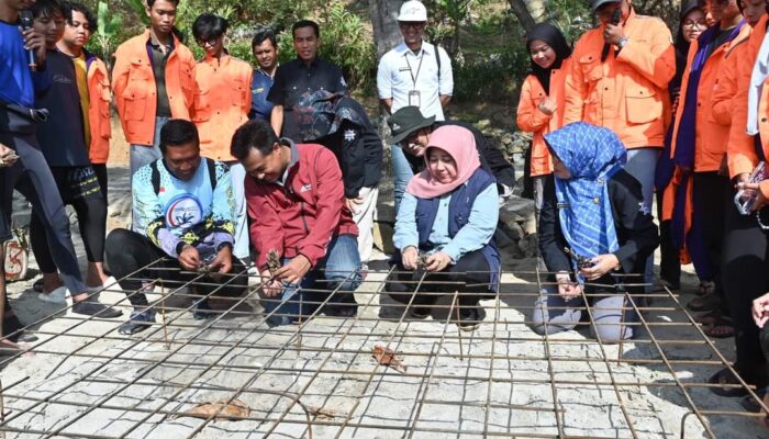 UINSA dan Pemkab Trenggalek, Tanam Terumbu Karang di Pantai Mutiara