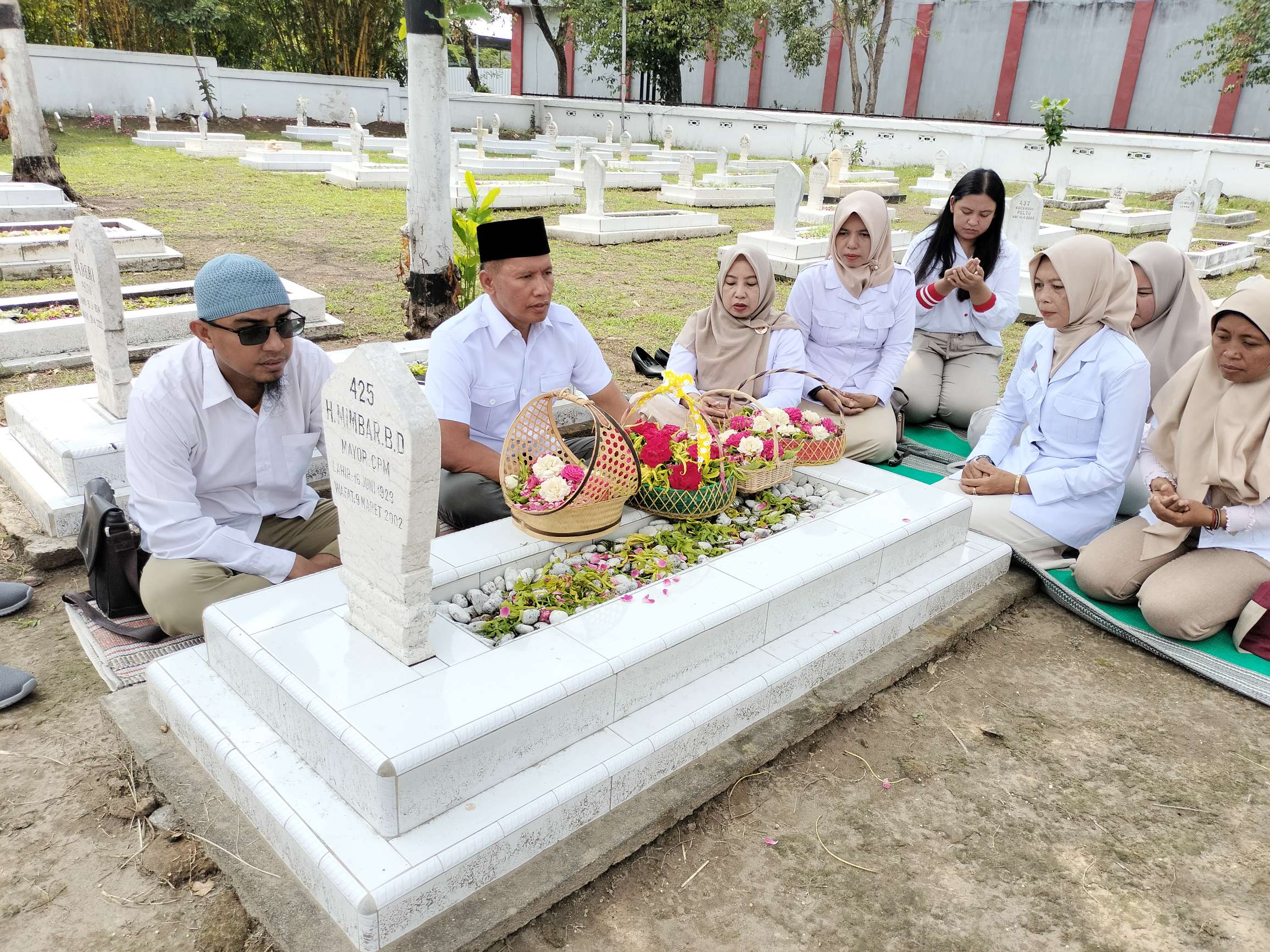 Ketua DPC Partai Gerindra Tulungagung, H. Ahmad Baharudin, SM, dalam rangka memperingati Hari Pahlawan, Ia melaksanakan kegiatan ziarah di Taman Makam Pahlawan