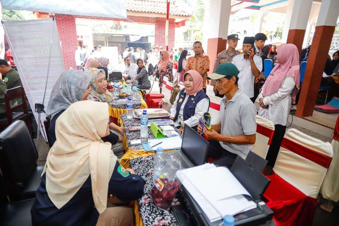 Pjs. Bupati Trenggalek meninjau lansung pelayanan kepada masyarakat saat Makaryo Ning Deso