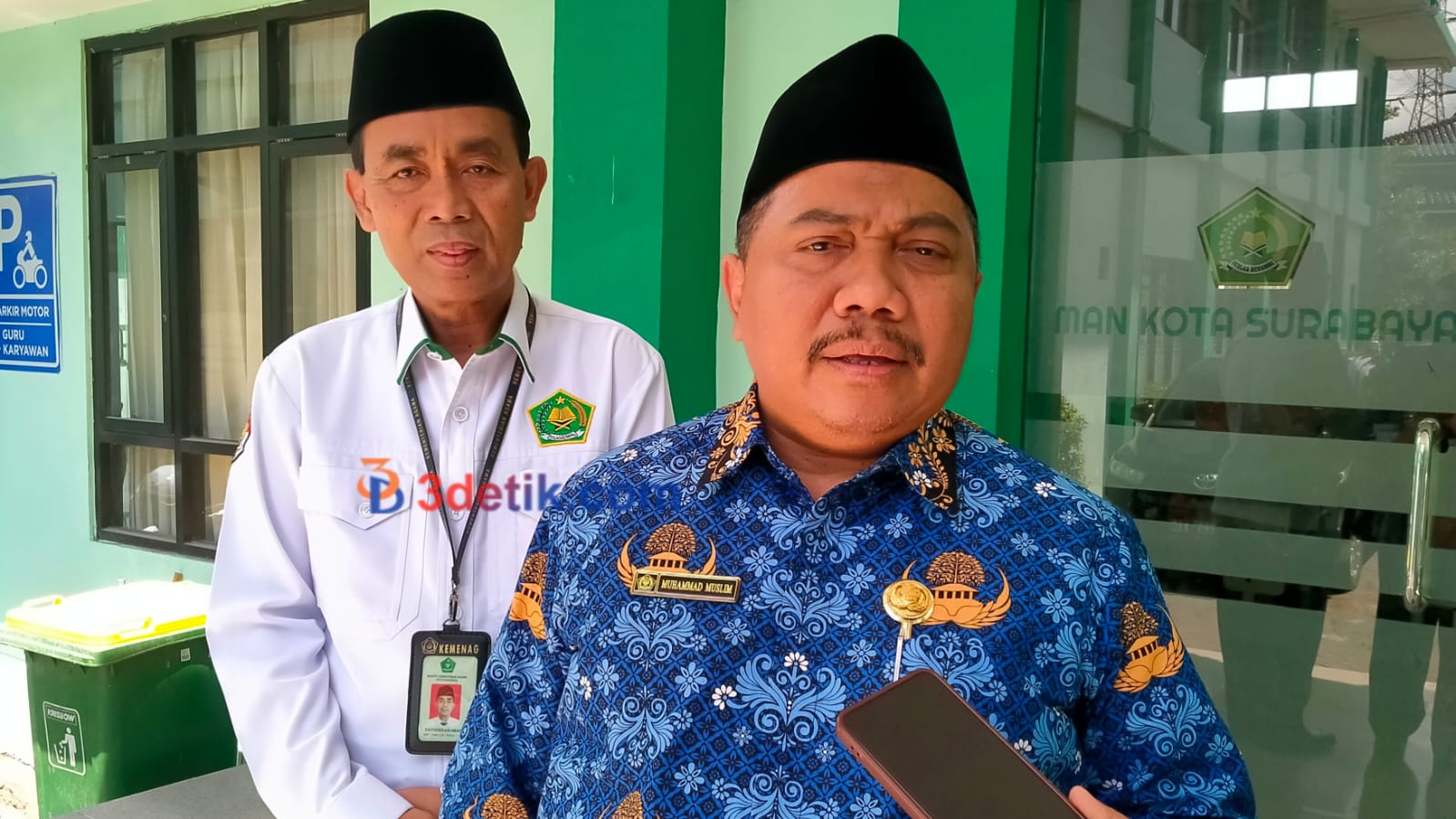 Kakankemenag Muhammad Muslim bersama Kepala MAN Surabaya Fathorrakhman.