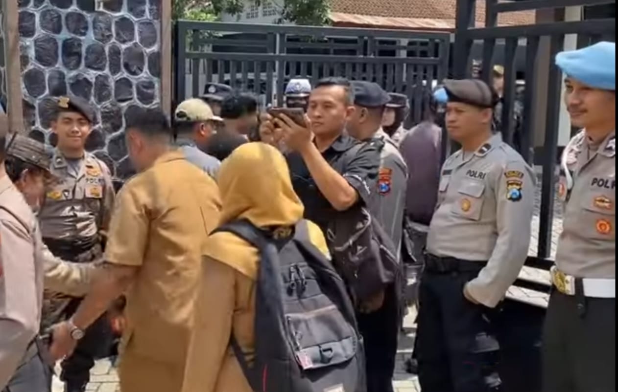 Ratusan masyarakat dari Kecamatan Munjungan dan Dongko, yang tergabung dalam Aksi Masyarakat Peduli Jalan Plumpit Munjungan Dongko.