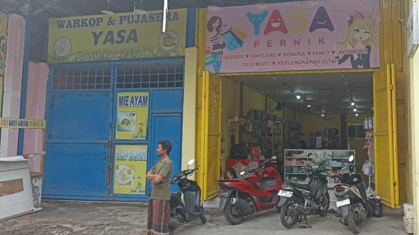 Seorang karyawati Toko Yasa Pernik mengalami musibah motor miliknya yang terparkir di depan tempat kerja, di Jalan Tenggumung Baru Selatan 37, Surabaya, raib