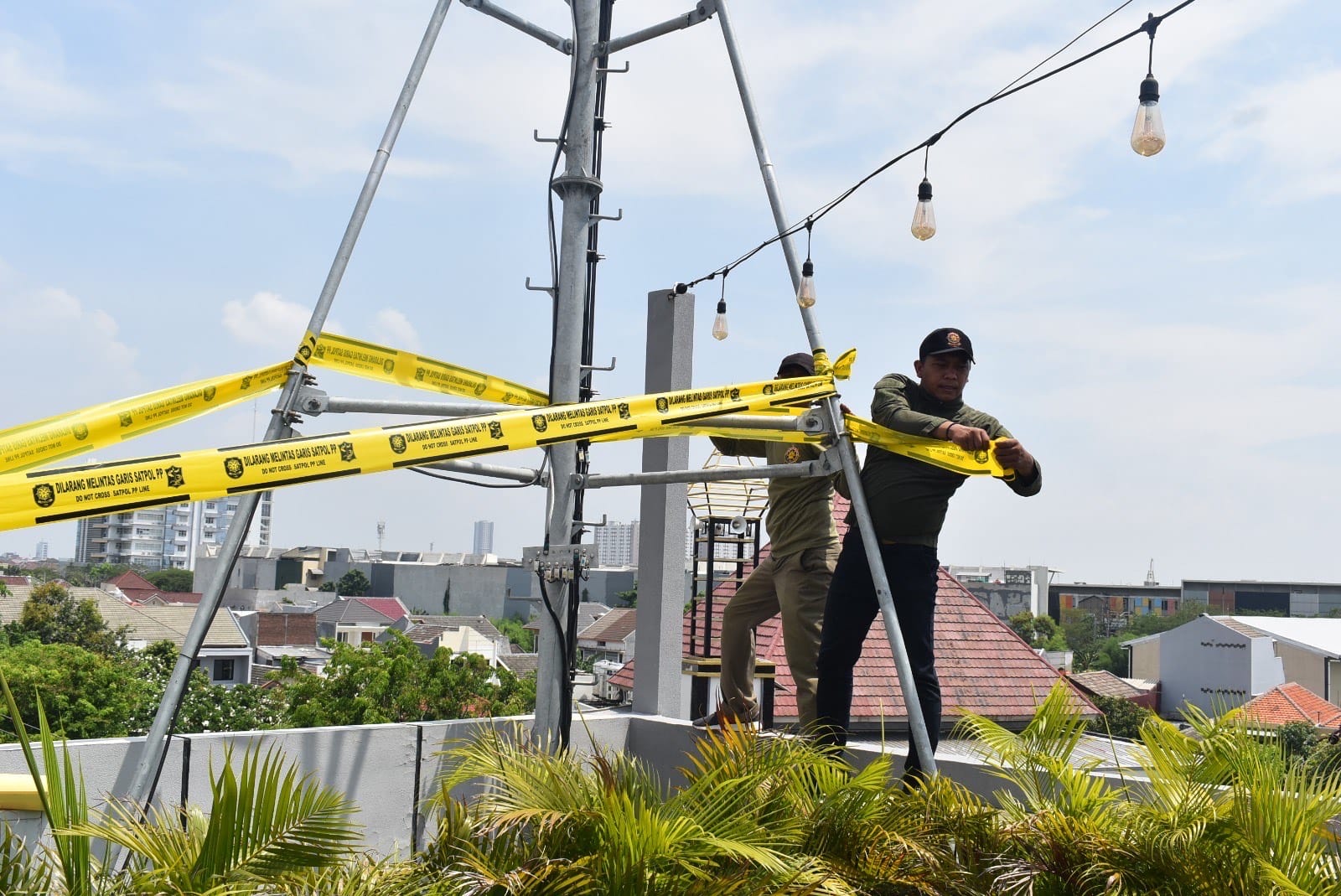 Tim gabungan Pemerintah Kota (Pemkot) antara Satpol PP dan Dinas Perumahan Rakyat dan Kawasan Permukiman Serta Pertanahan (DPRKPP) Kota Surabaya melaksanakan penyegelan tower telekomunikasi