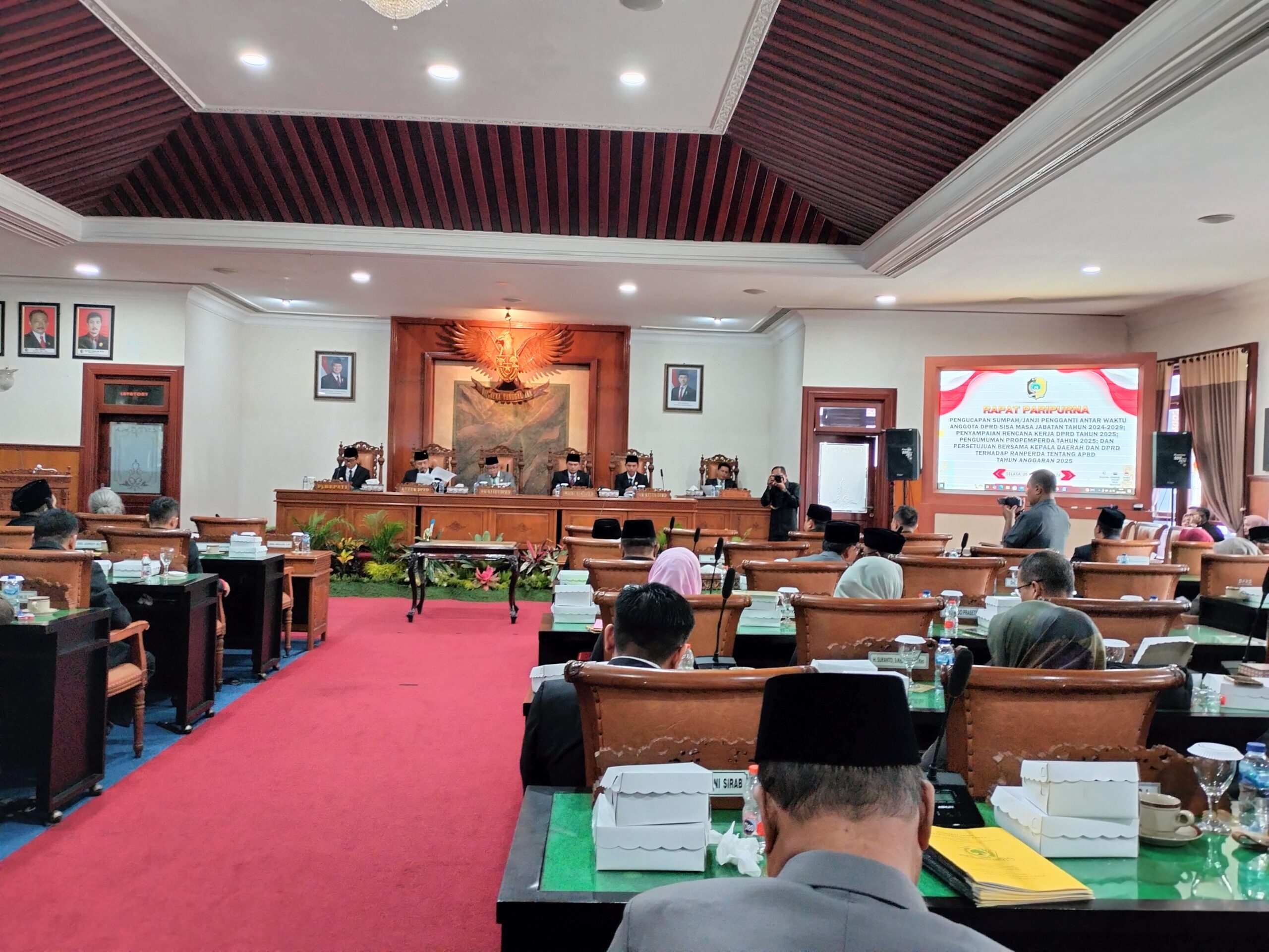 DPRD Tulungagung menggelar rapat paripurna dengan agenda Pengucapan Sumpah/janji Pengganti Antar Waktu (PAW) anggota DPRD sisa masa jabatan tahun 2024-2029.