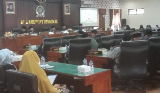 Rapat paripurna hari ini menetapkan Ranperda APBD Kabupaten Trenggalek tahun anggaran 2025 menjadi Perda