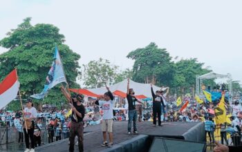 Bawa Bendera Merah Putih, Relawan GaBah Jalan Kaki Belasan Kilometer Menuju Tempat Kampanye Akbar di Gor Lembupeteng Tulungagung