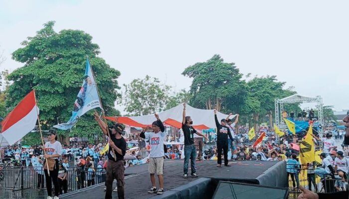 Bawa Bendera Merah Putih, Relawan GaBah Jalan Kaki Belasan Kilometer Menuju Tempat Kampanye Akbar di Gor Lembupeteng Tulungagung