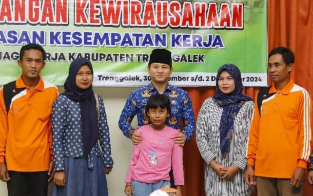 Kedua keluarga itu diberangkatkan oleh Bupati saat menutup pelatihan kewirausahaan di Gebung Bhawarasa