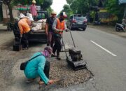 Penambalan Jalan Berlubang Dikerjakan, Menggunakan Aspal Cold Mix