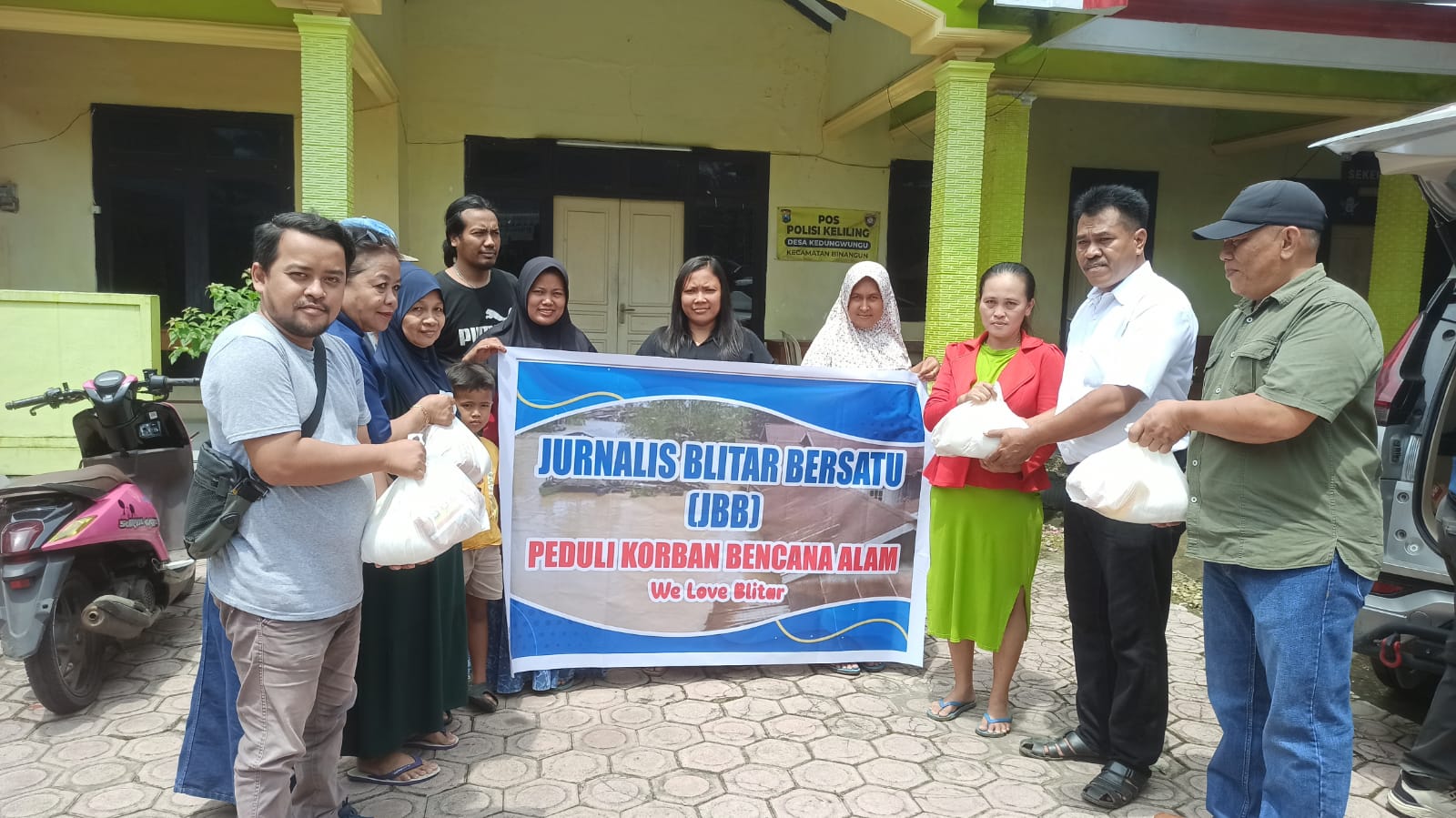 Komunitas JBB, Melaksanakan Kegiatan Sosial Menyerahkan Bantuan Paket Sembako Untuk Korban Terdampak Banjir