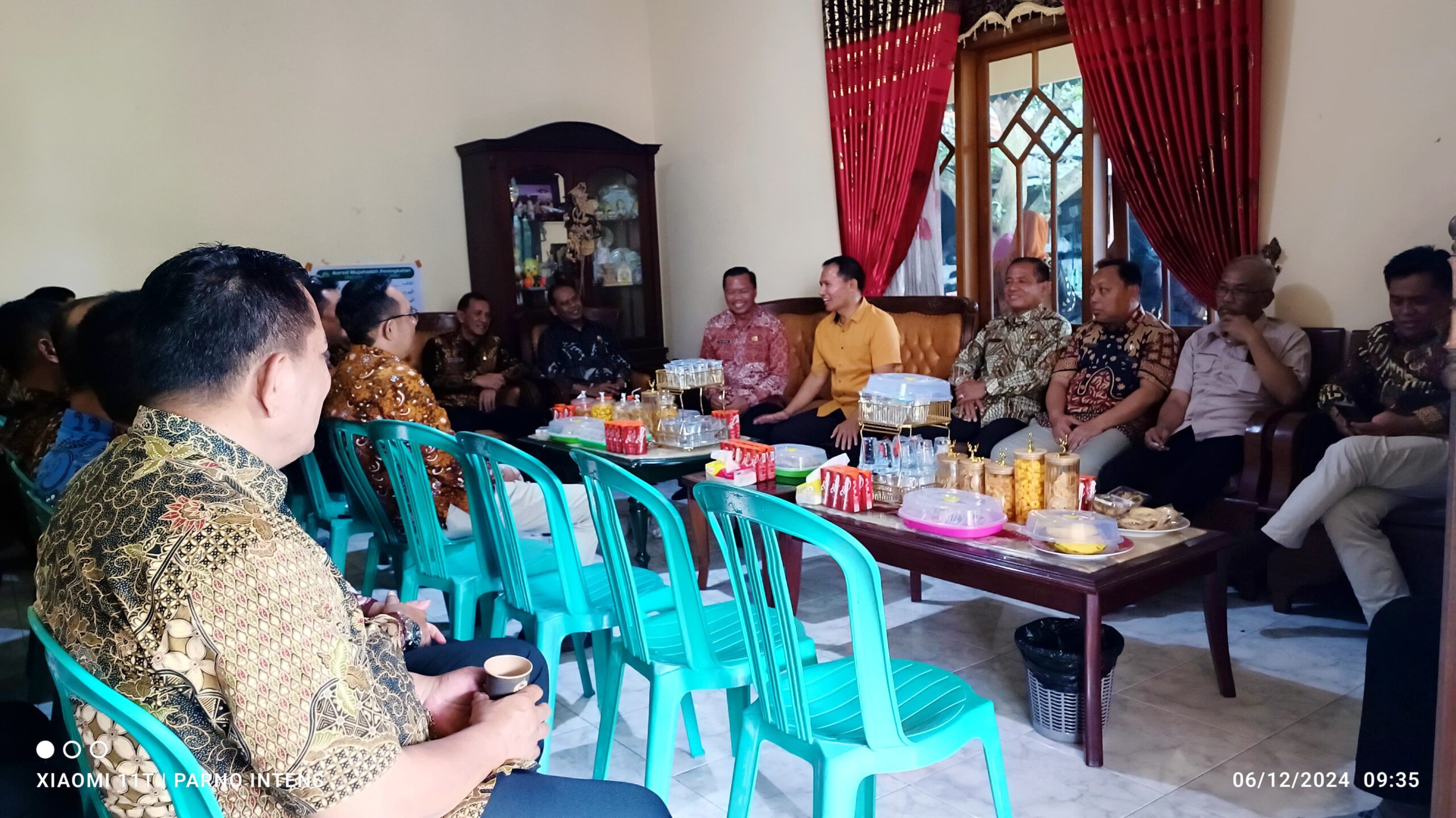 Sekda Tulungagung bersama jajaran OPD tersebut memberikan ucapan selamat atas kemenangan pasangan Gatut Sunu-Baharudin (GaBah) dalam Pilkada 2024.