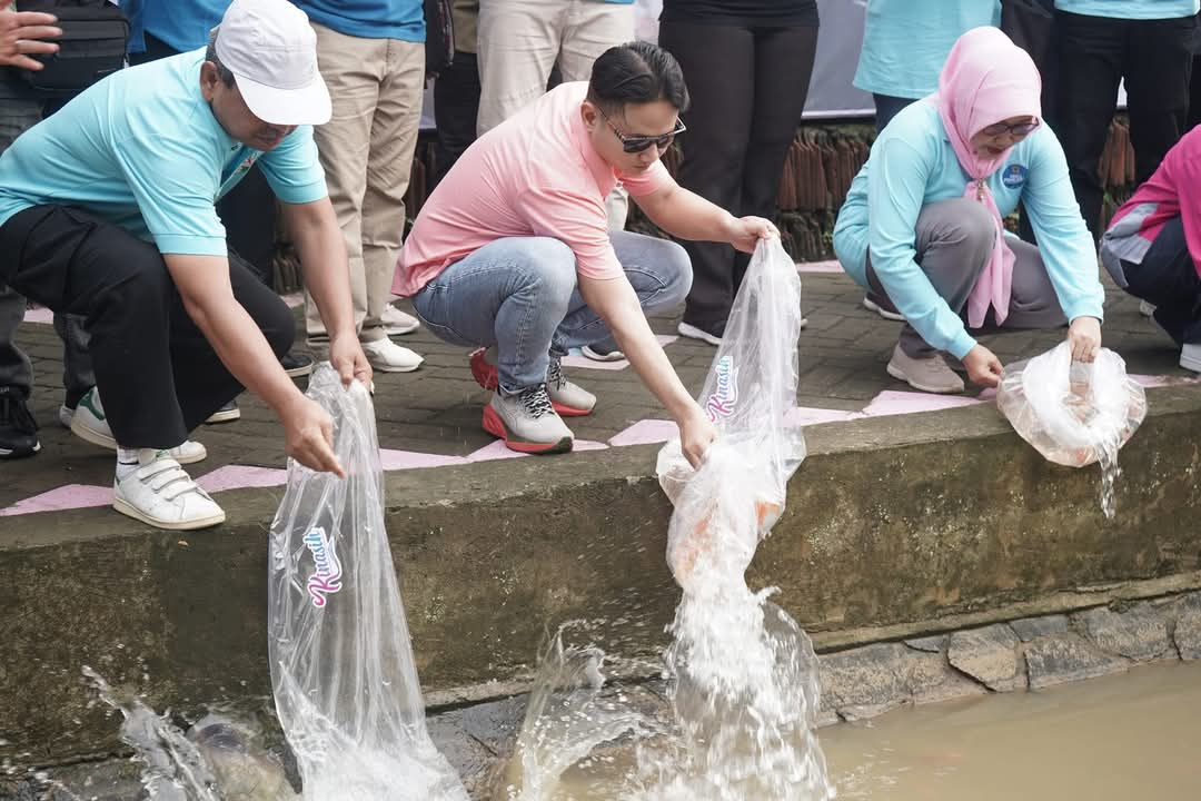 Dinas Perikanan bersama Kelompok Masyarakat Pengawas (Pokmaswas) sungai atau kali di Kelurahan Sunbergedong disulap menjadi tempat budidaya Ikan Nila merah.