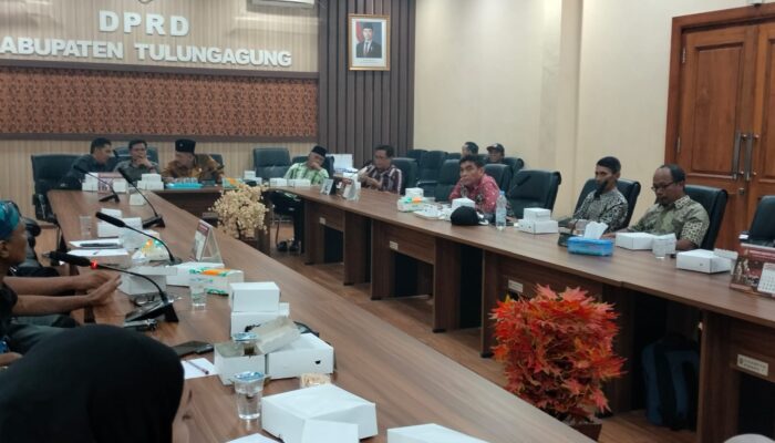 Sejak Tahun 2017 Jalan Desa Babatan Tak Disentuh Pembangun, FMPB Mengadu DPRD Tulungagung