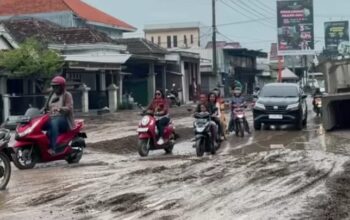 Masyarakat Kabupaten Gresik bagian selatan agar berhati-hati ketika melintas di wilayah Bringkang-Menganti di karenakan ada proyek