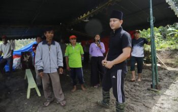 Bupati Trenggalek Tinjau dampak bencana tanah longsor di Desa Ngrandu Kecamatan Suruh.