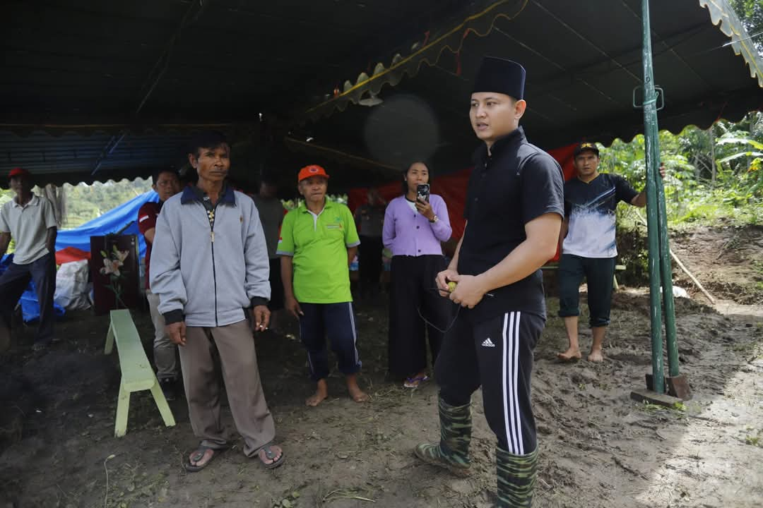 Bupati Trenggalek Tinjau dampak bencana tanah longsor di Desa Ngrandu Kecamatan Suruh.