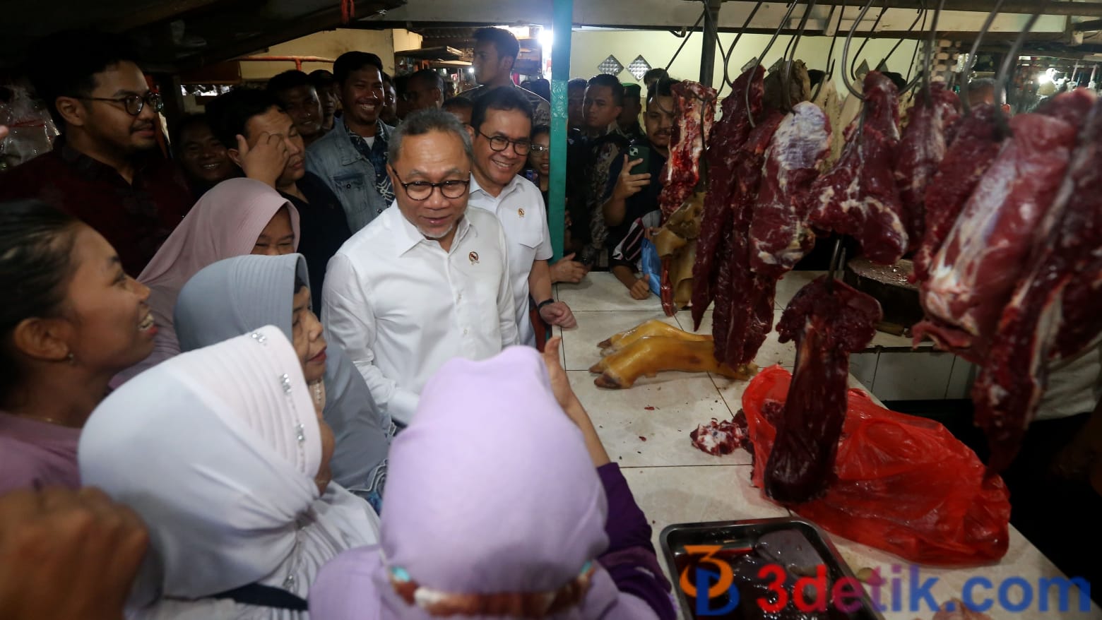 Menko Pangan Zulhas bersama Mendag Budi Santoso disela kunjungan di Pasar Dukuh Kupang Surabaya.