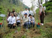 Bupati Trenggalek Dampingi Menteri LH Tanam Bibit Kopi Di Dilem Wilis