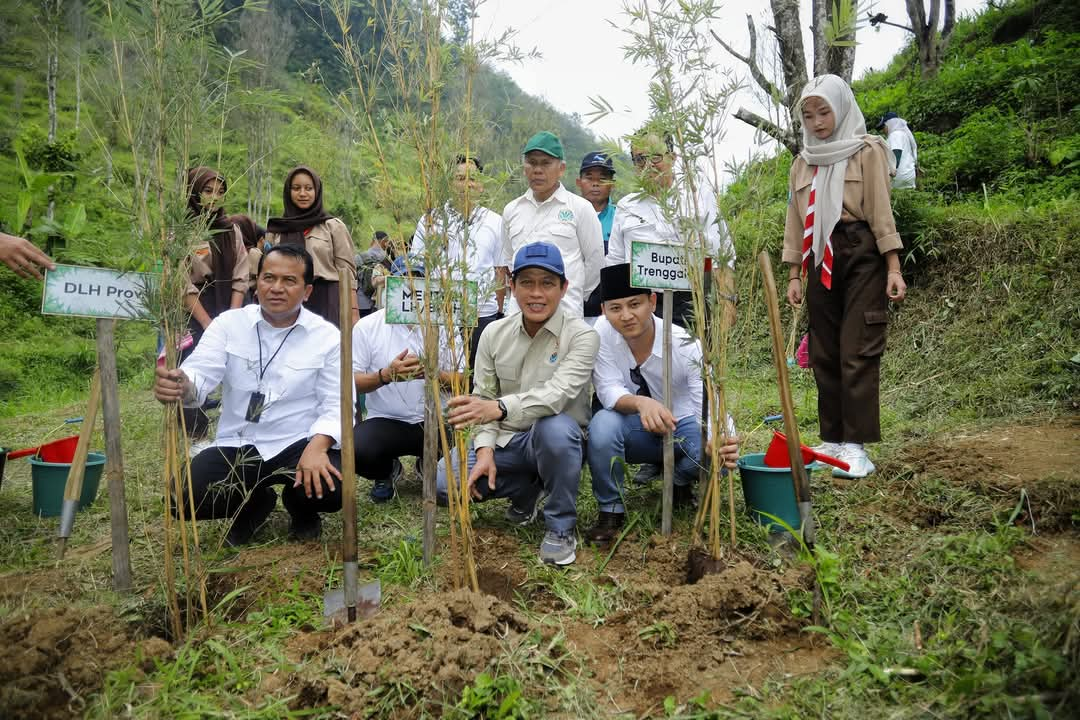 Menteri LH saat menanam bibit bambu dan kopi bersama Bupati Trenggalek serta Kepala Dinas Lingkungan Hidup Provinsi Jawa Timur di Dilem Wilis Kecamatan Bendungan.