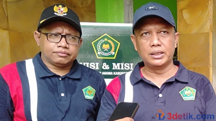 Kakankemenag Sidoarjo, Mufi Imron Rosyadi saat wawancara didampingi Kasubag TU Kankemenag Sidoarjo, Rohmat Nasrudin. (ist)