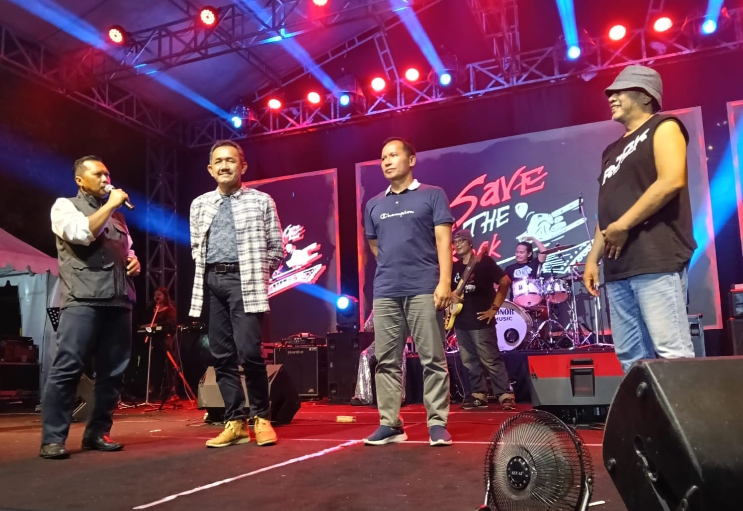 Malam Pergantian Tahun 2024 - 2025 Live Music Tulungagung End Year Rock dengan menghadirkan penyanyi legendaris Atiek CB.