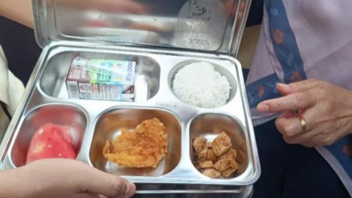 Program MBG saat diterima siswa siswi SMA Muhammadiyah 2 Sidoarjo terdiri menu nasi, ayam goreng tepung, tahu, susu kotak, dan buah semangka segitiga tanpa ada sayur.