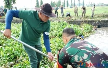 Plt Bupati Sidoarjo, H. Subandi terjun langsung bersih-bersih sungai.