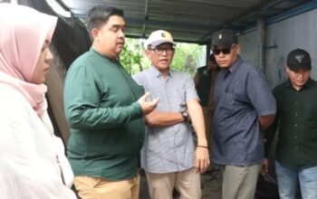 Wakil Ketua Komisi III DPRD Gresik, Hamdi (pakai topi krem) disela sidak.