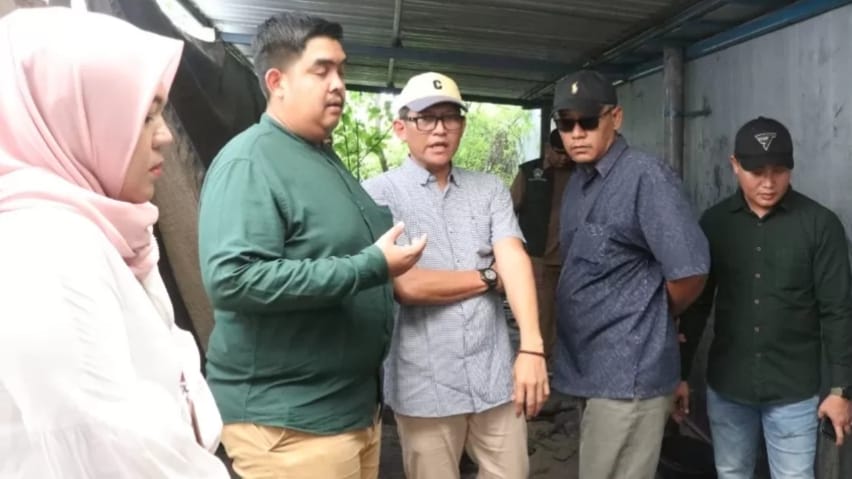 Wakil Ketua Komisi III DPRD Gresik, Hamdi (pakai topi krem) disela sidak.