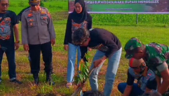 Peduli Emisi Karbon, Wabup Syah Ajak Komunitas Skuter Tanam Pohon