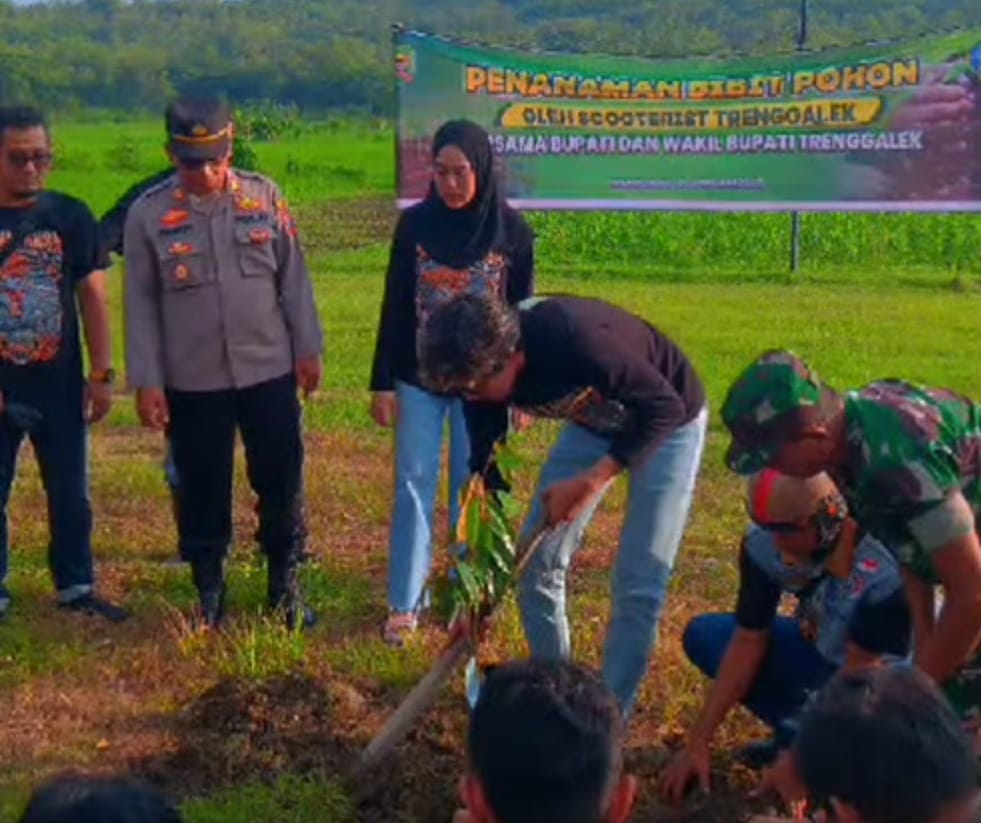 Wakil Bupati Trenggalek Syah Ajak Komunitas Skuter Tanam pohon.