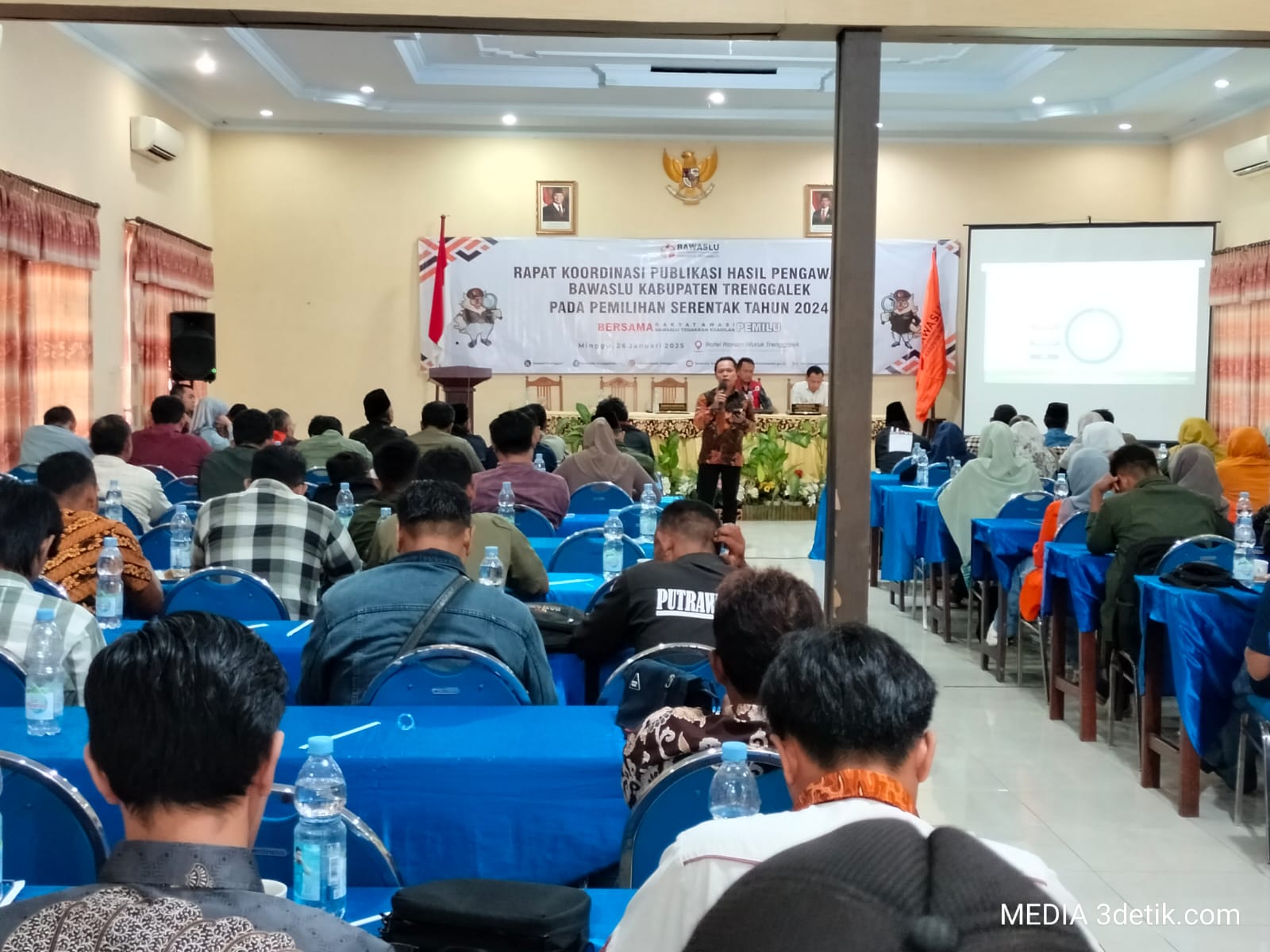 Bawaslu Kabupaten Trenggalek rapat koordinasi membahas publikasi hasil pengawasan dalam Pemilihan Serentak Tahun 2024.