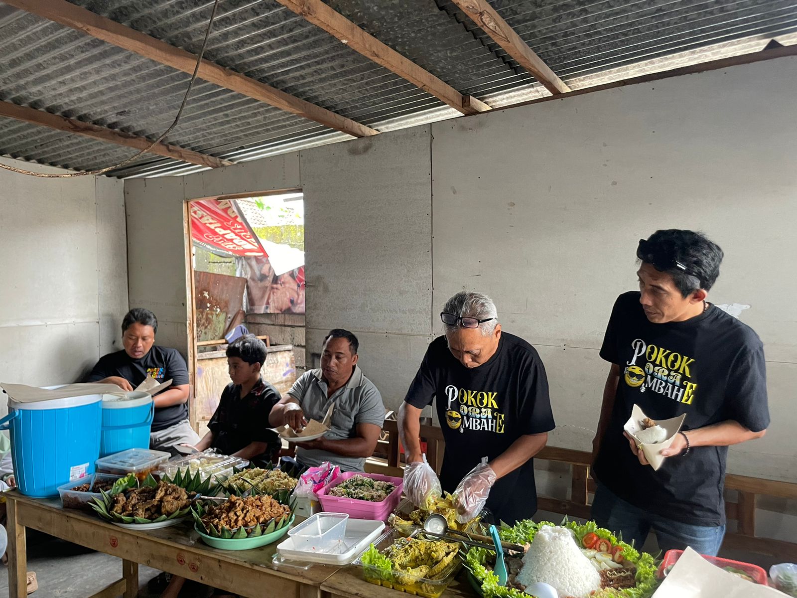 Relawan pokok ora mbahe adakan tasyakuran buceng kuat.