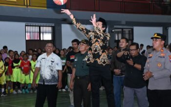 Wakil Bupati Trenggalek, Syah Mochamad Natanegara membuka Turnamen Bola Basket TGX Bupati Cup 2025.