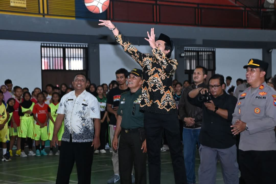 Wakil Bupati Trenggalek, Syah Mochamad Natanegara membuka Turnamen Bola Basket TGX Bupati Cup 2025.