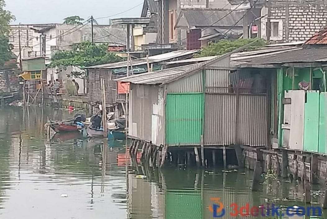 Sungai Kalianak tampak berdiri rumah liar diatas aliran air. [3detik.com]