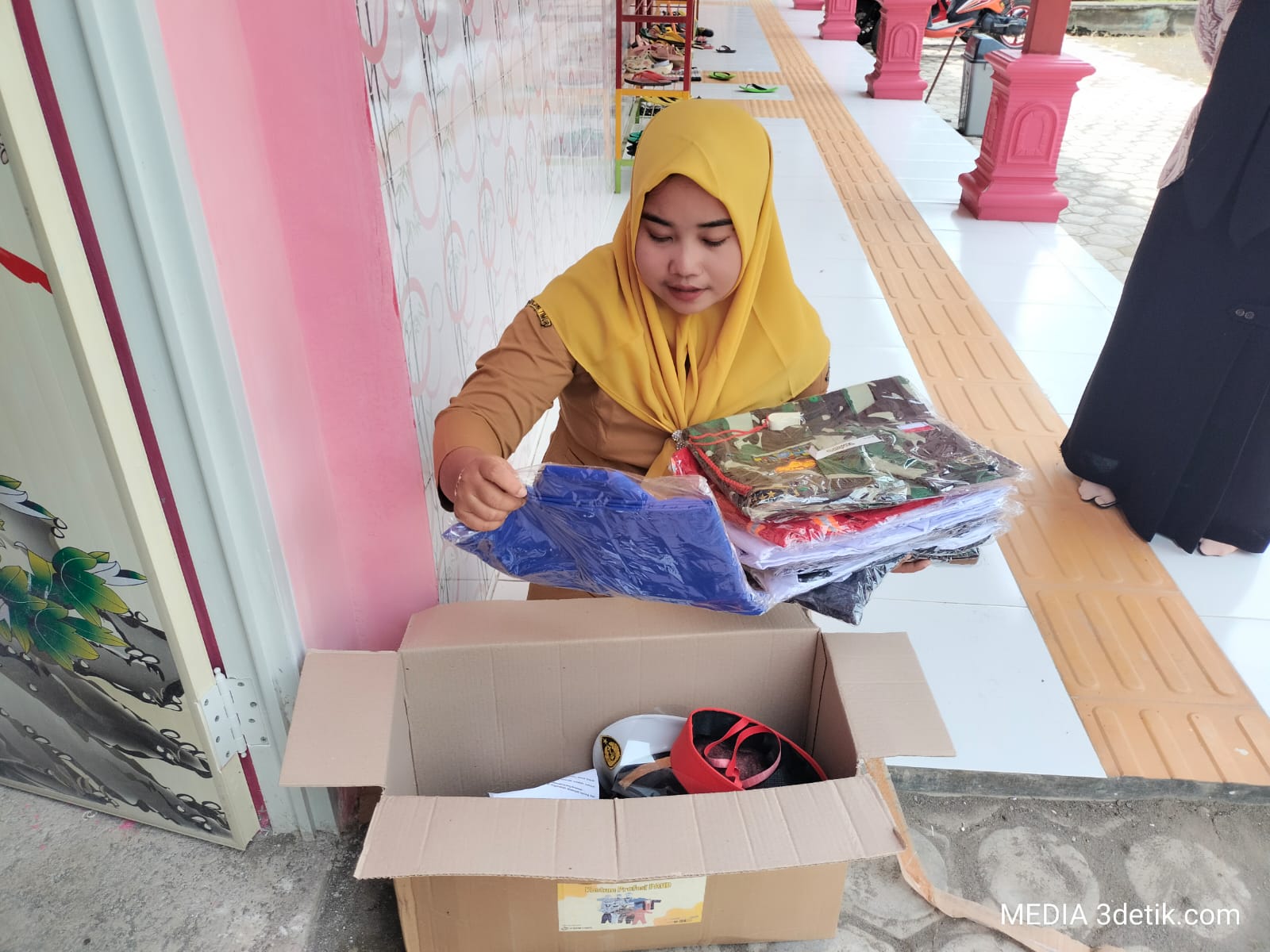 Pemberian Hibah barang berupa alat permainan edukatif (APE) di TK Darma wanita satu Desa Talang Tidak Beres dan Janggal.