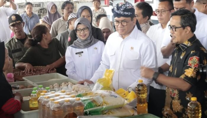Bupati Blitar Rini Syarifah Bersama Menteri Perdagangan Resmikan Pasar Nglegok