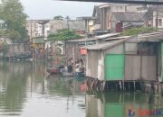 Sungai Kalianak tampak berdiri rumah liar diatas aliran air. [3detik.com]