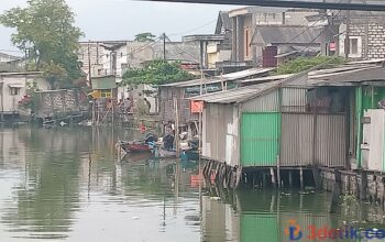 Sungai Kalianak tampak berdiri rumah liar diatas aliran air. [3detik.com]