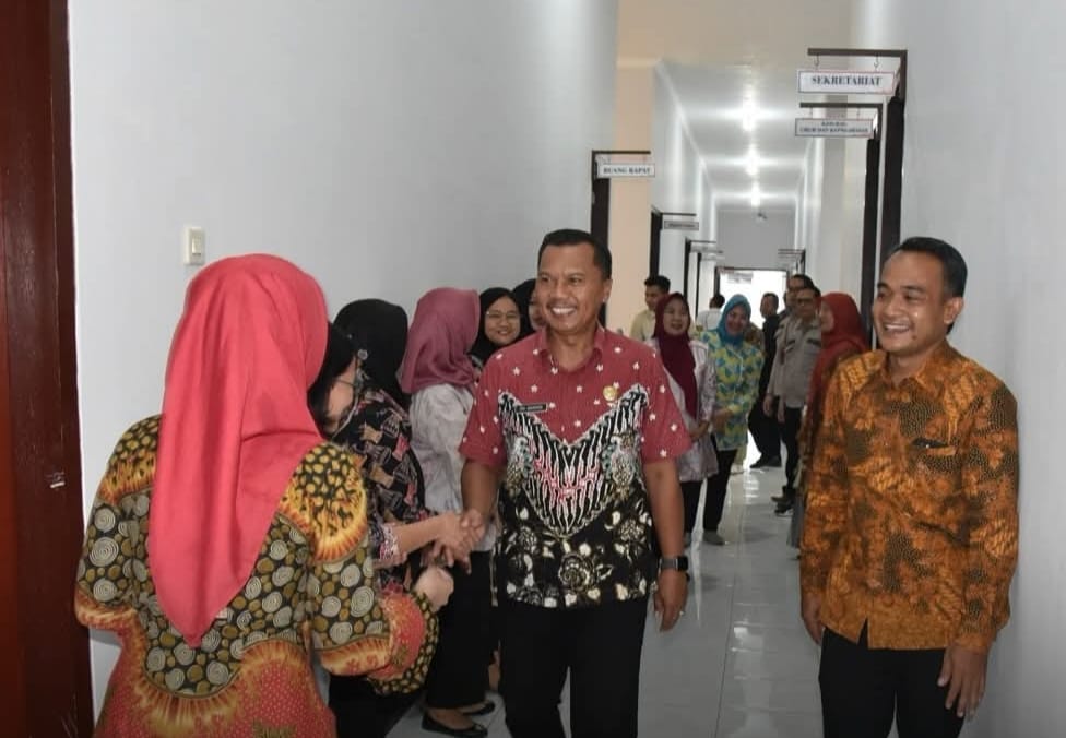 Sekda Tri Hariadi menyampatkan diri melihat secara langsung ruangan yang ditempati Dispora.