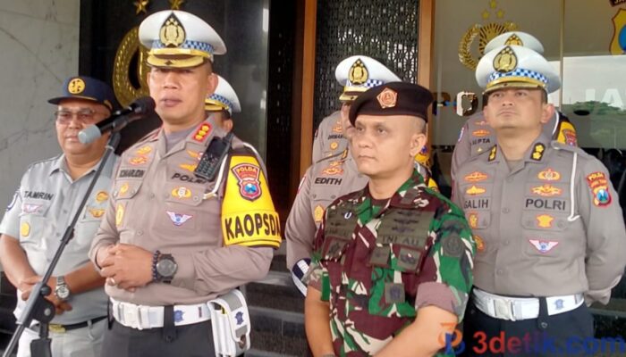 Dirlantas Kombes Pol Komarudin saat memberikan siaran Pers pelaksanaan Operasi Keselamatan Semeru, di Mapolda Jawa Timur. [3detik.com]