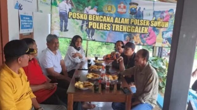 Pemerintah daerah dalam ini Dinas Sosial PPPA, BPBD Trenggalek serta stekholder lainnya untuk kunjungan kerja ke Desa Ngrandu.