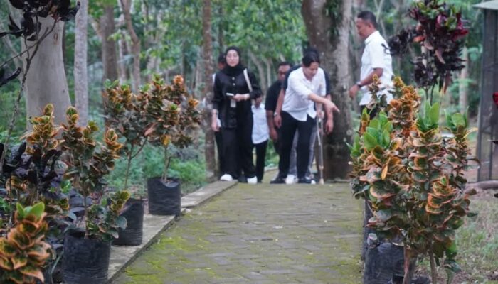 Bupati Trenggalek, Mochamad Nur Arifin antarkan sendiri tamunya melihat spot-spot unggulan di daerahnya.