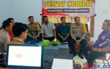 Suasana gayeng: mewakili Kapolsek, anggota Polsek Pacet disela-sela sampaikan himbauan kamtibmas bersama perangkat Desa. [3detik.com]