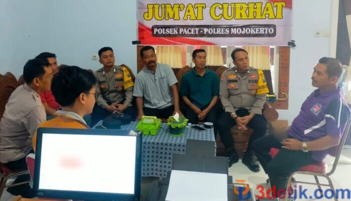Suasana gayeng: mewakili Kapolsek, anggota Polsek Pacet disela-sela sampaikan himbauan kamtibmas bersama perangkat Desa. [3detik.com]