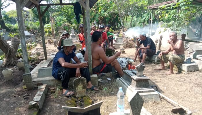 Gotong Royong Bersih Makam, Pemdes Simo Tulungagung Tutup Mata