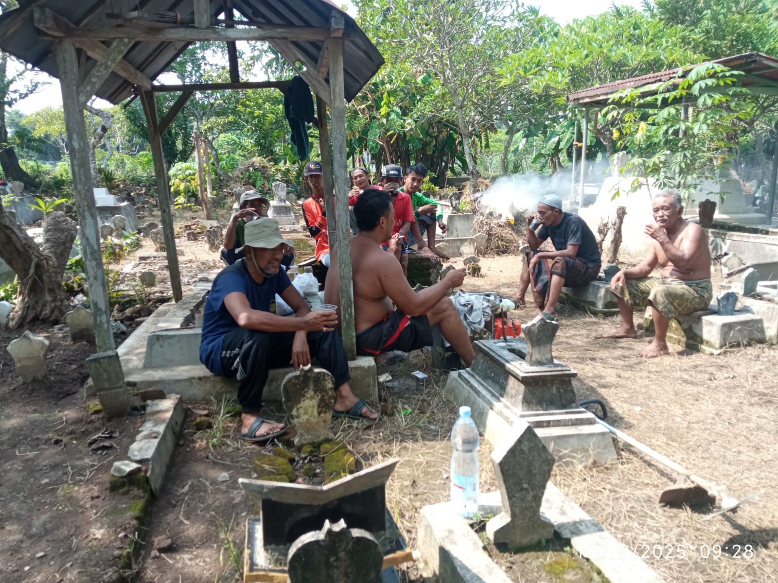 Warga Desa Simo, Kecamatan Kedungwaru, Kabupaten Tulungagung, kompak membersihkan makam.