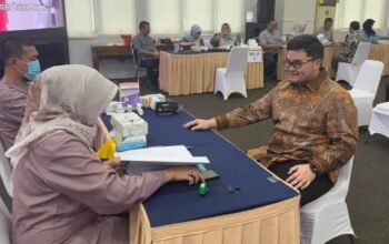 Bupati Kediri Terpilih Hanindhito Himawan Pramana sekaligus Wakilnya Dewi Mariya Ulfa menjalani cek kesehatan di Kantor Kementerian Dalam Negeri.